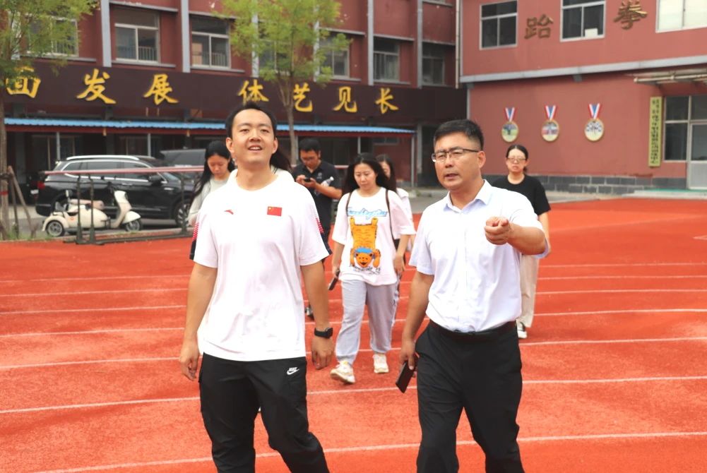 国家体育总局“根在基层”青年干部调研团走进滨城区第二实验小学